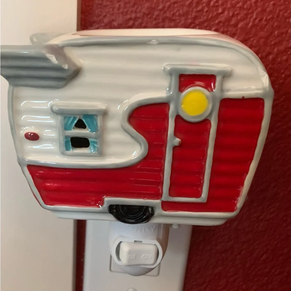 Scentsy Road Less Traveled Warmer Mini Red White Camper Wall Plug In With Light - Picture 2 of 11